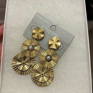 Gold earrings with pearl